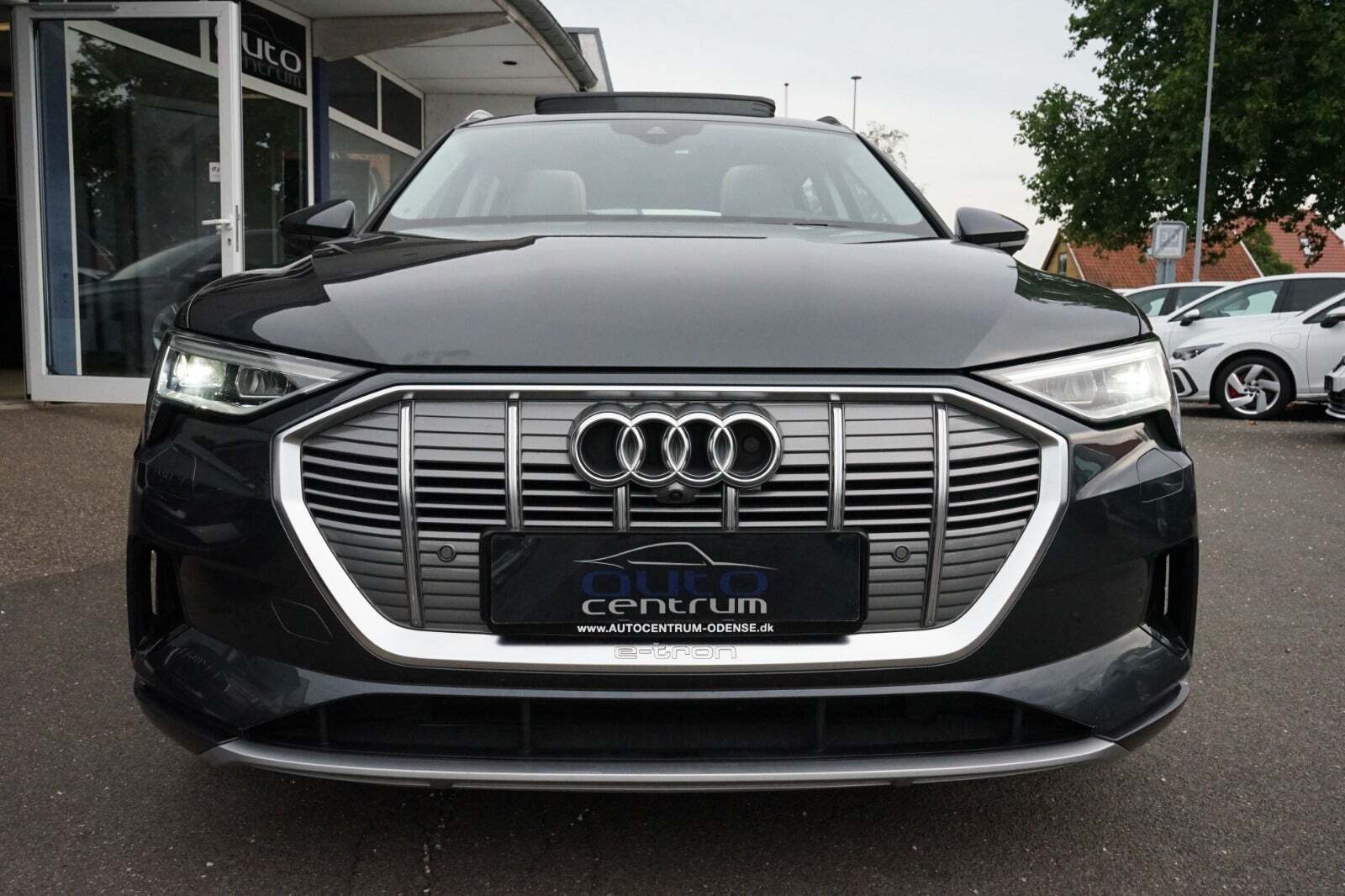 Grå Audi e-tron fra 2020