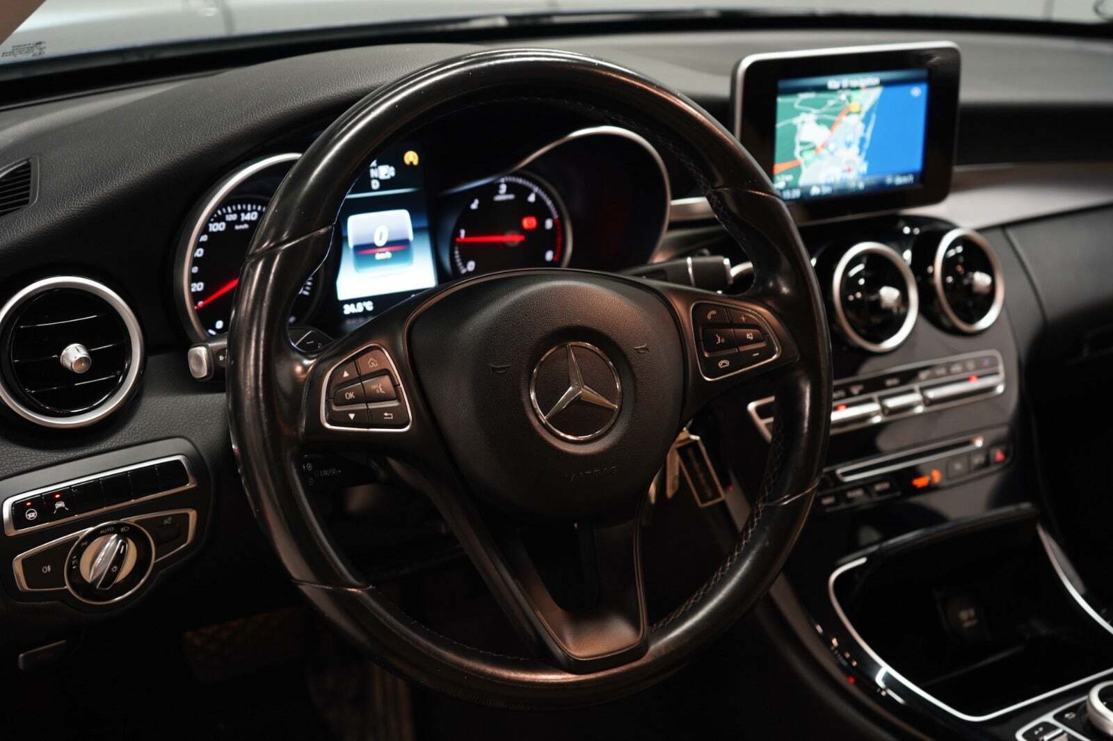 Blå Mercedes C220 fra 2015