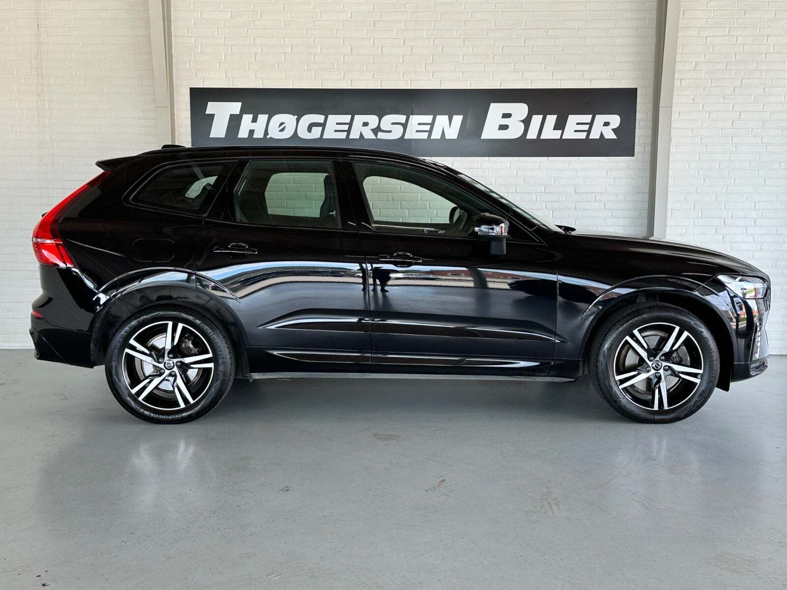 Sort Volvo XC60 fra 2022 set udefra
