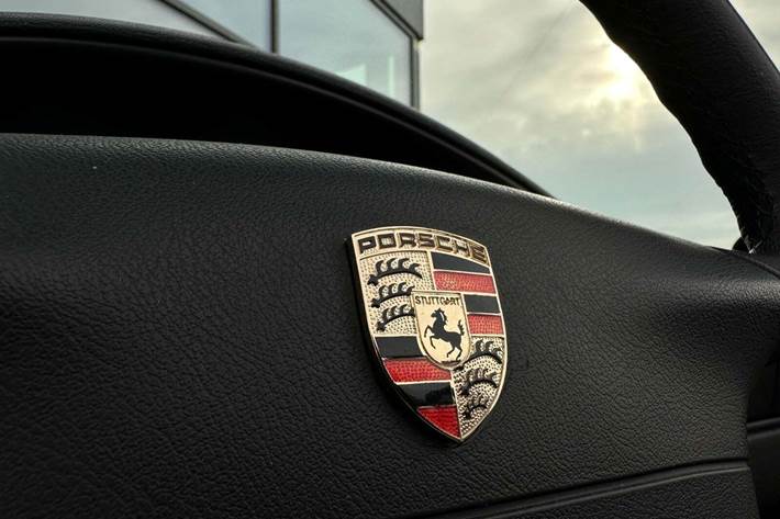 Grå Porsche Boxster fra 1997