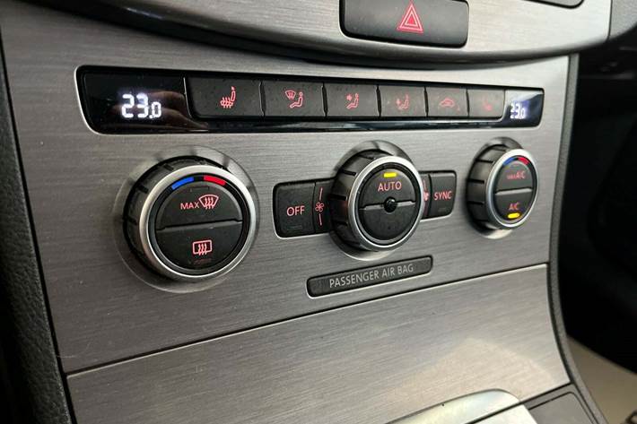 Sølv VW Passat fra 2014