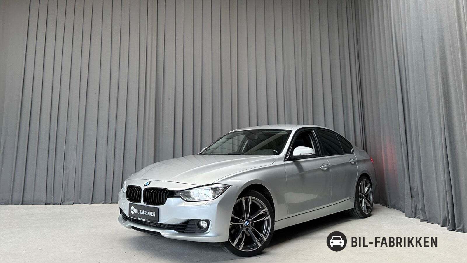 Grå BMW 328i fra 2013