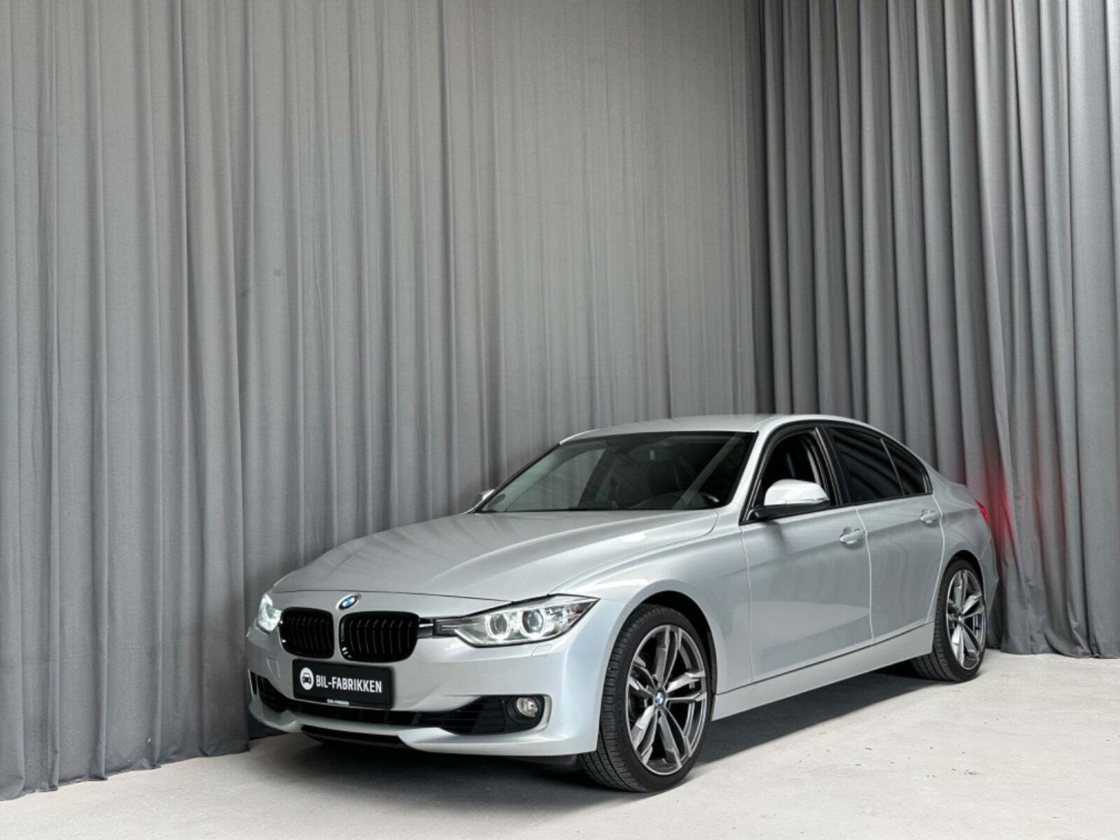 Grå BMW 328i fra 2013