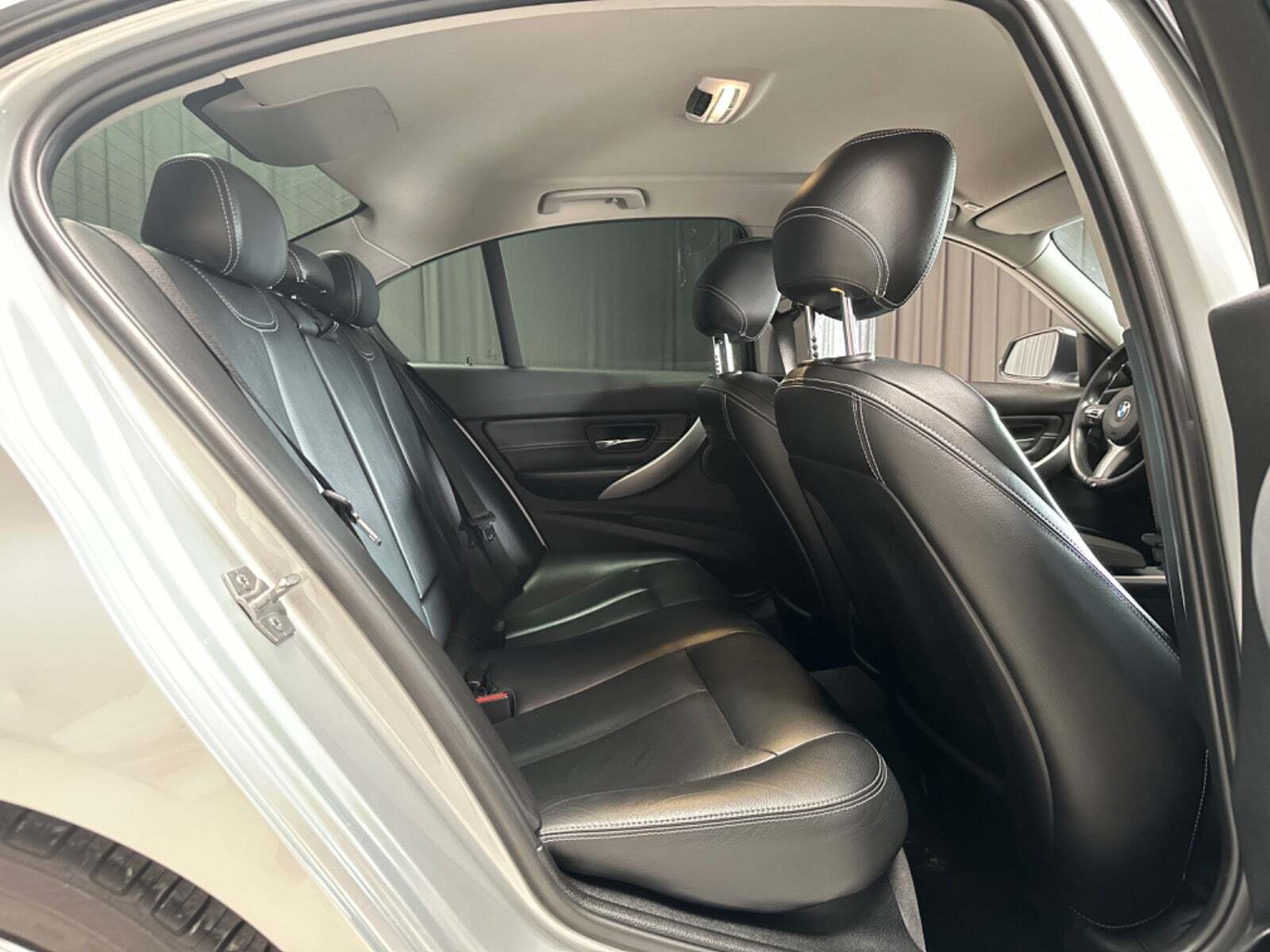 Grå BMW 328i fra 2013