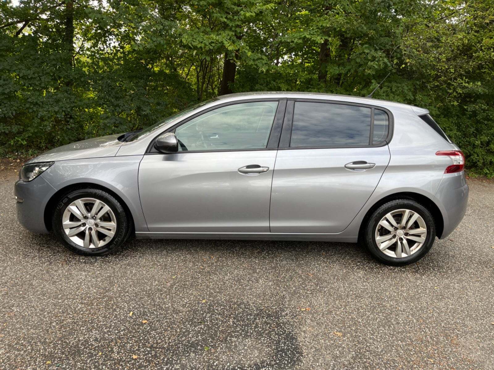 Grå Peugeot 308 fra 2014