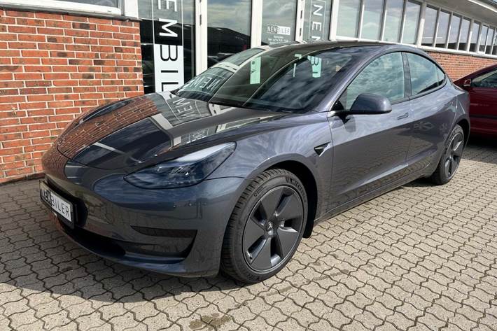 Grå Tesla Model 3 fra 2022