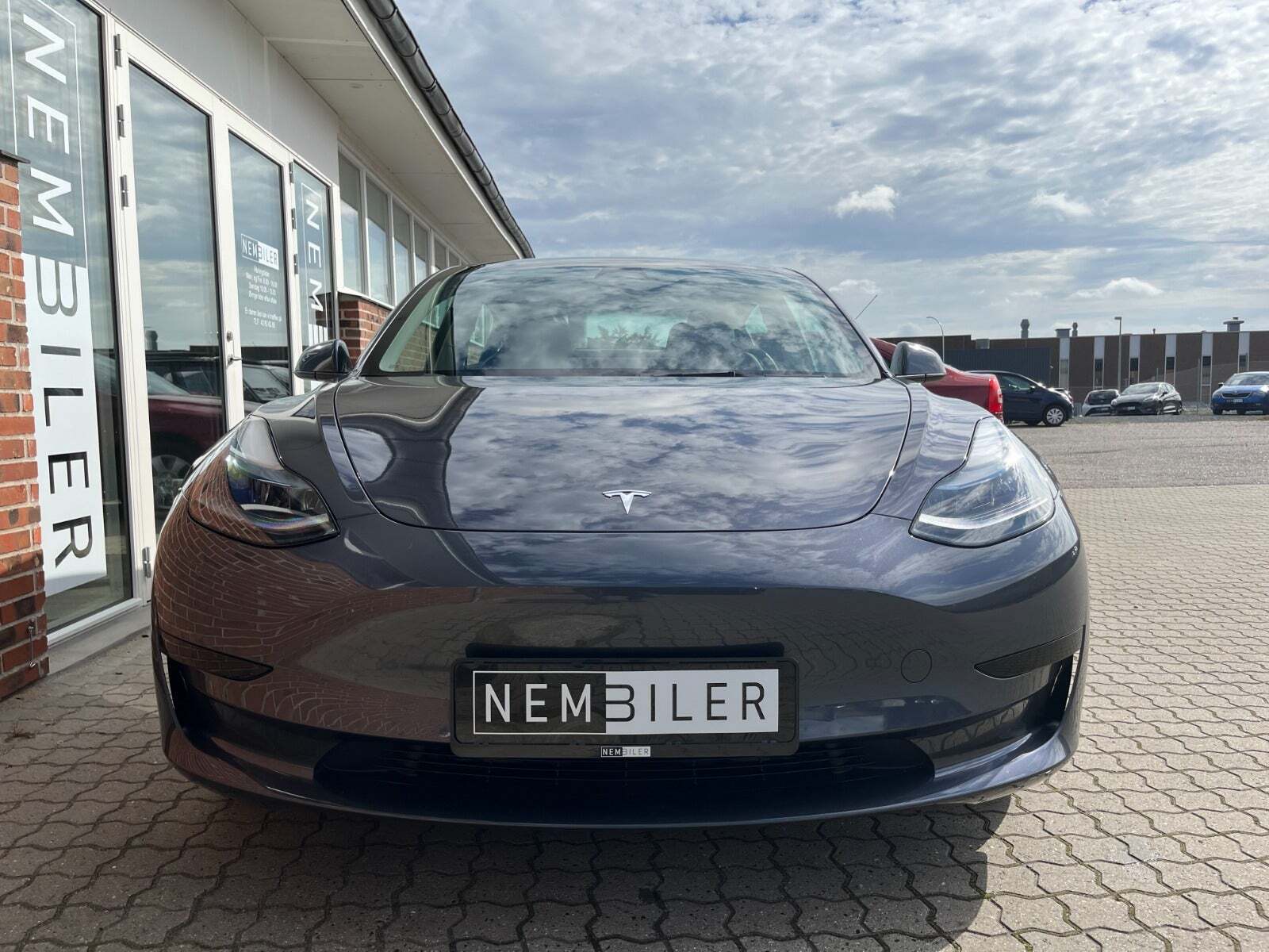 Grå Tesla Model 3 fra 2022