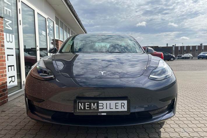 Grå Tesla Model 3 fra 2022