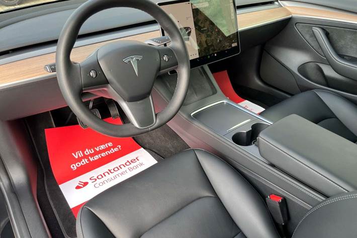 Grå Tesla Model 3 fra 2022