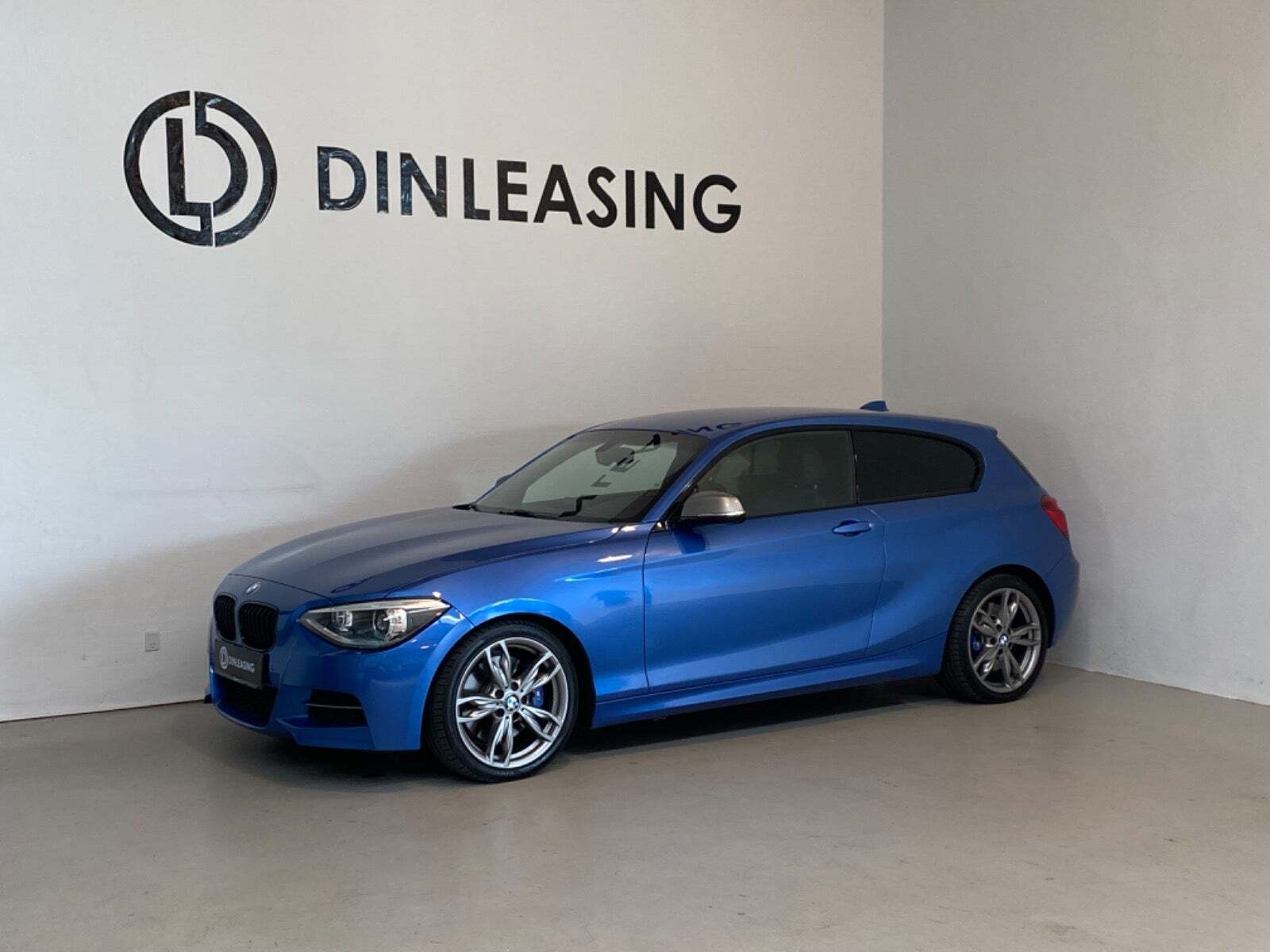 Blå BMW M135i fra 2013