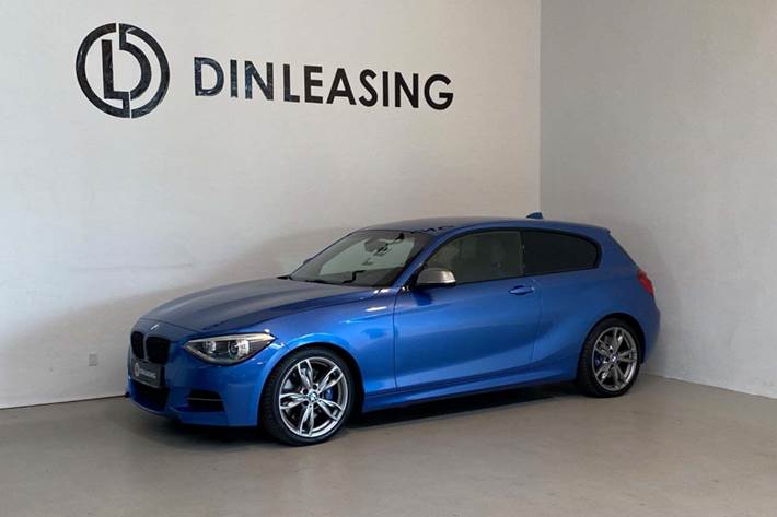 Blå BMW M135i fra 2013