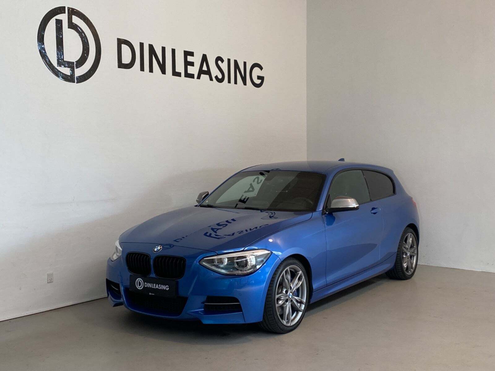 Blå BMW M135i fra 2013
