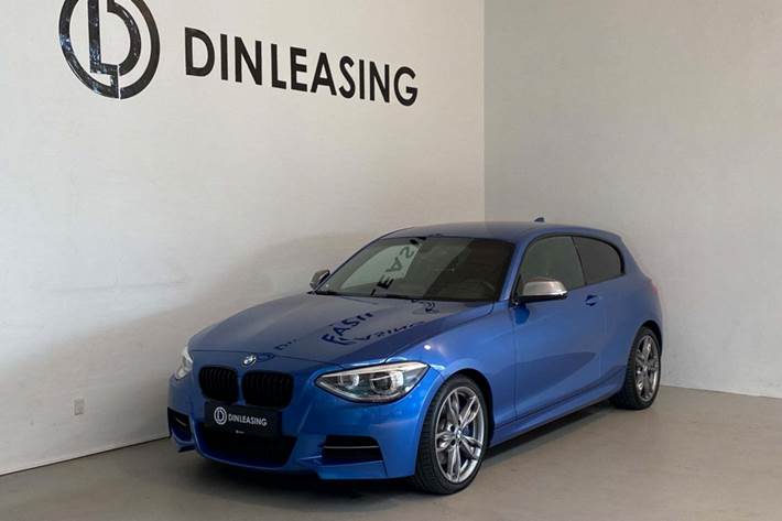 Blå BMW M135i fra 2013