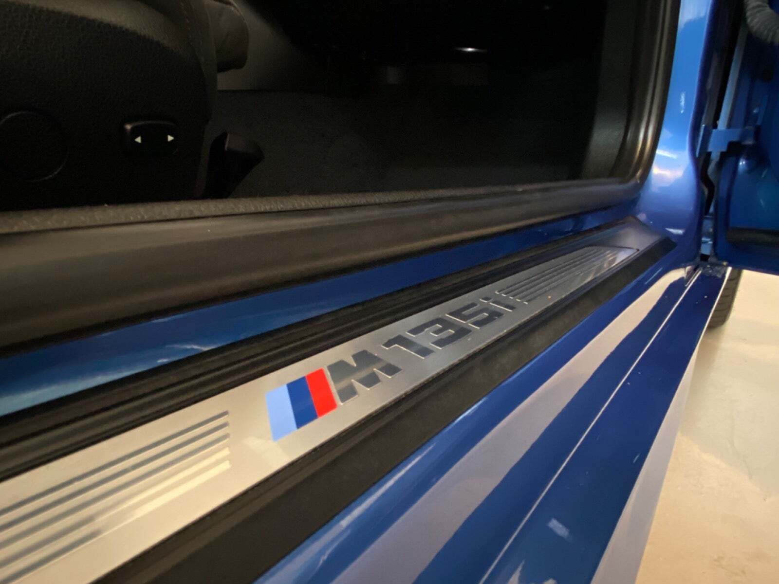 Blå BMW M135i fra 2013