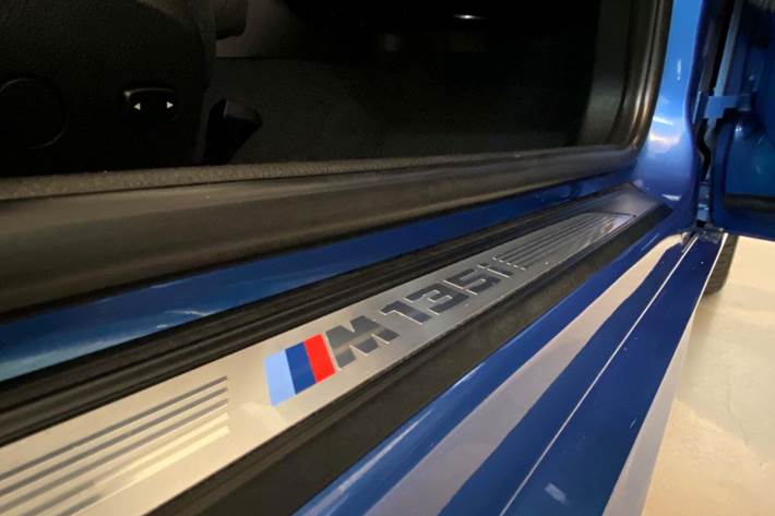 Blå BMW M135i fra 2013