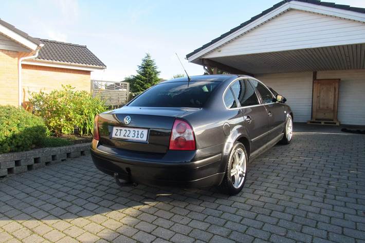 Sort VW Passat fra 2004