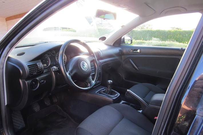 Sort VW Passat fra 2004