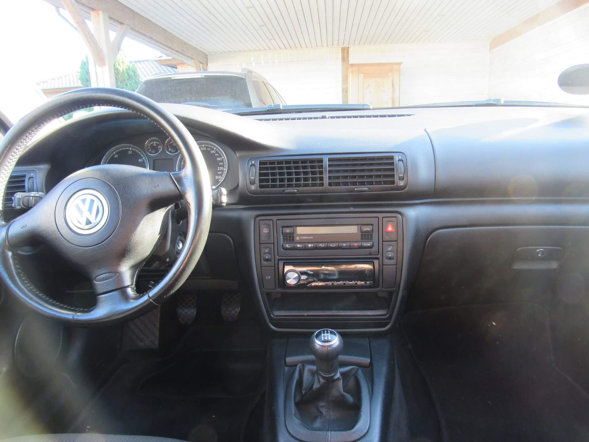 Sort VW Passat fra 2004