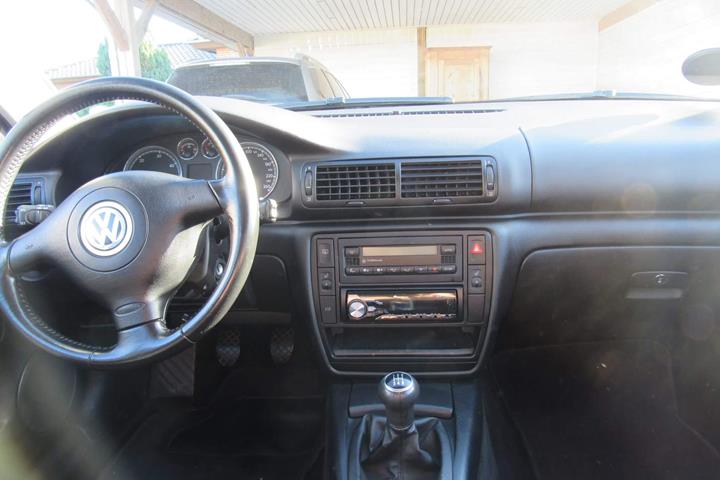 Sort VW Passat fra 2004