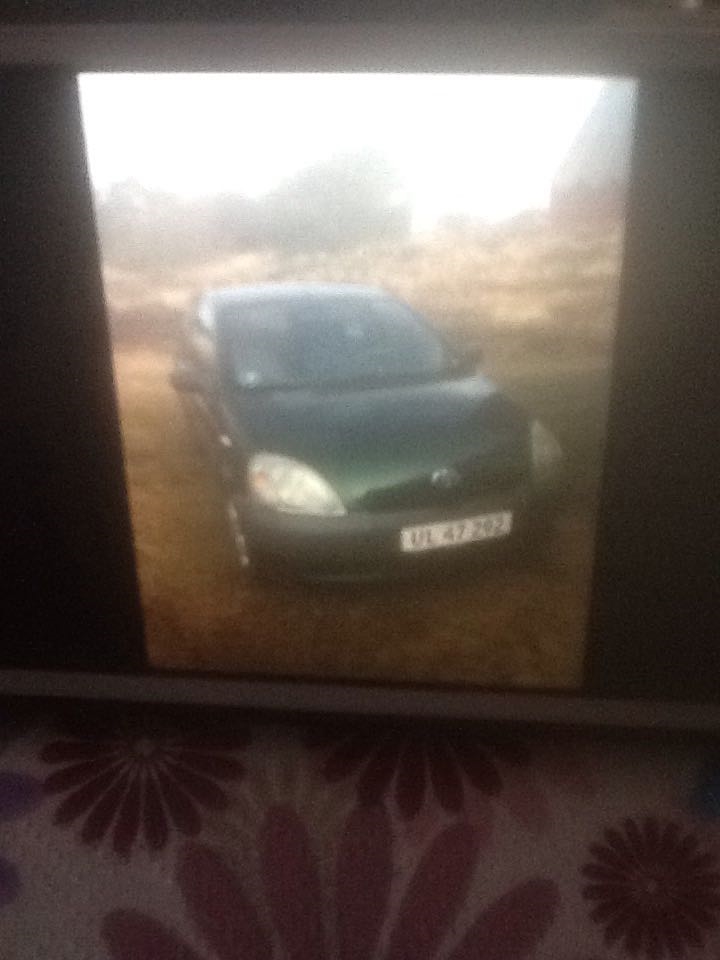 Grøn Toyota Yaris fra 2001