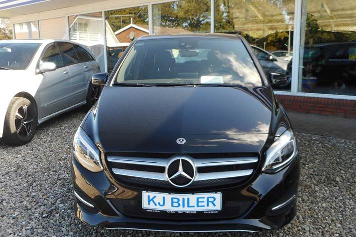 Sort Mercedes B200 d fra 2018 set udefra