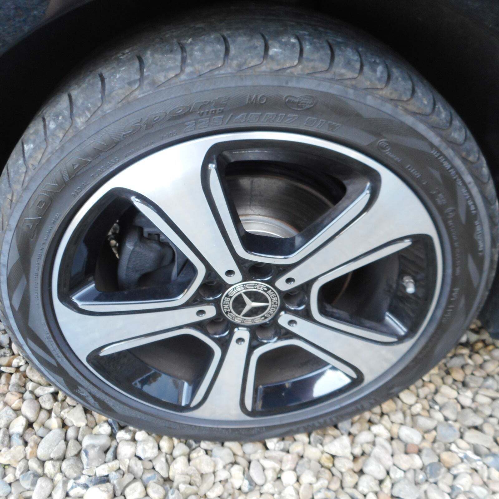 Sort Mercedes B200 d fra 2018 set udefra