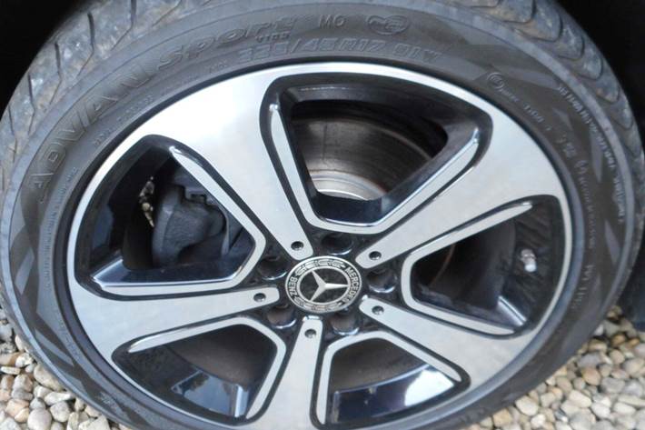 Sort Mercedes B200 d fra 2018 set udefra