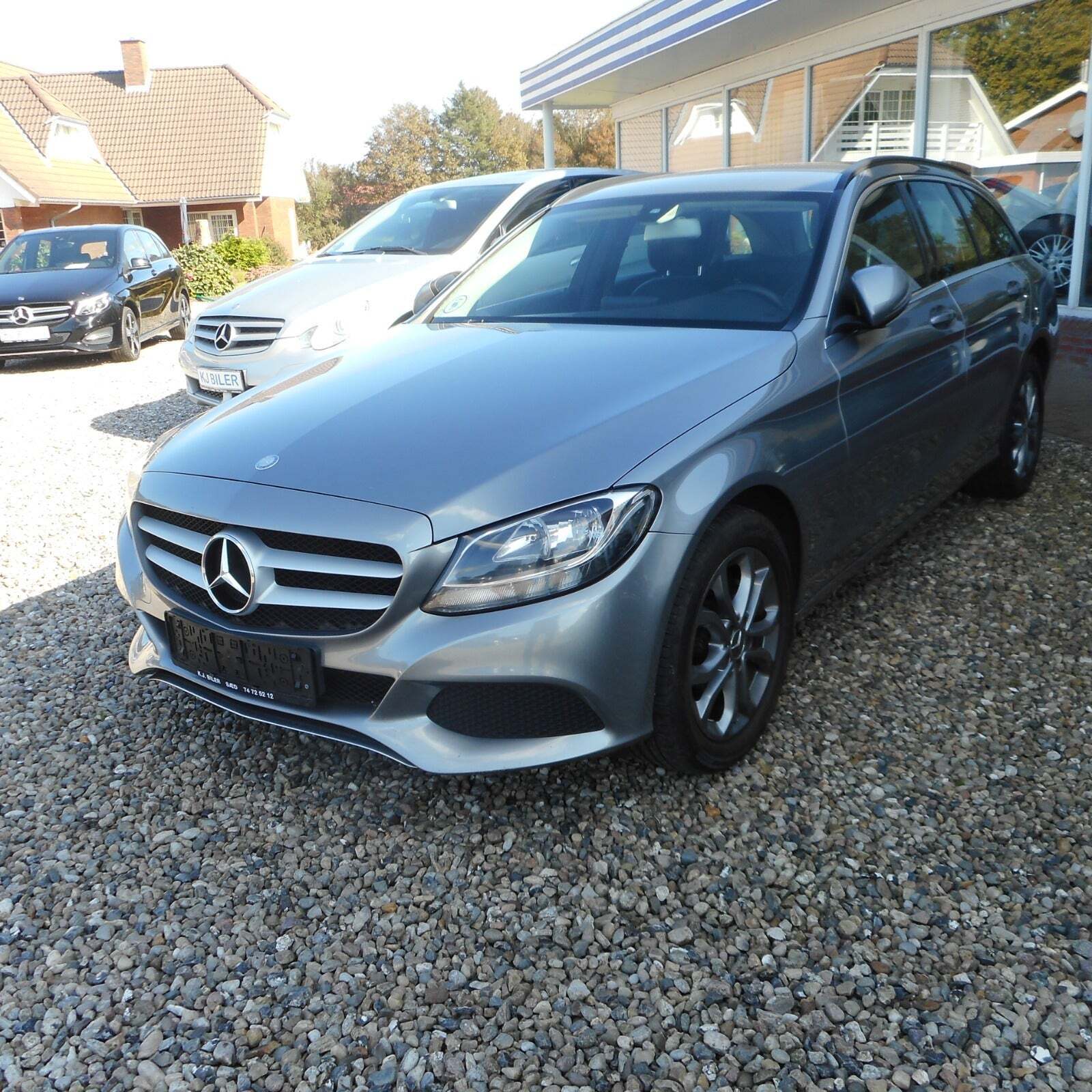Grå Mercedes C220 d fra 2016 set udefra