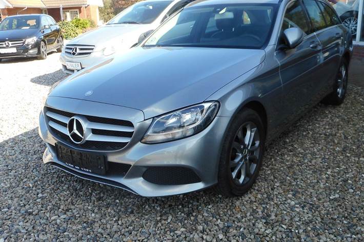 Grå Mercedes C220 d fra 2016 set udefra