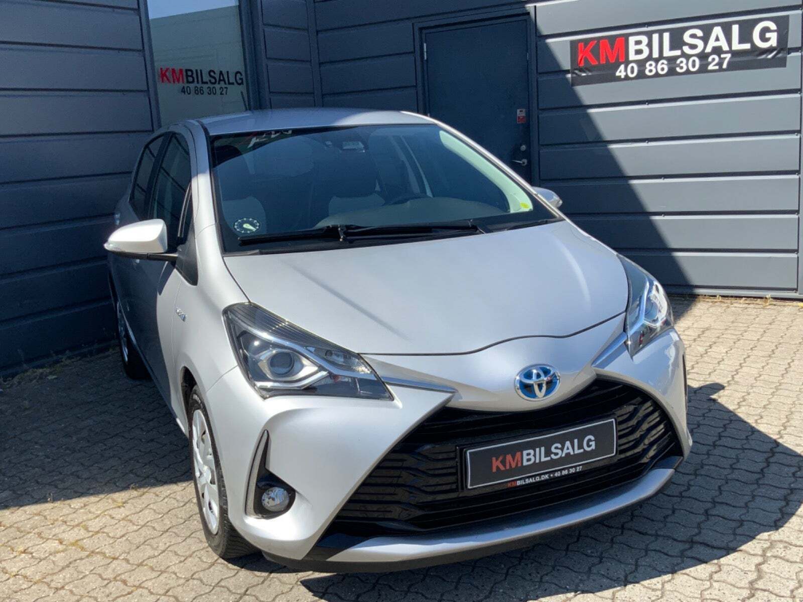 Grå Toyota Yaris fra 2019