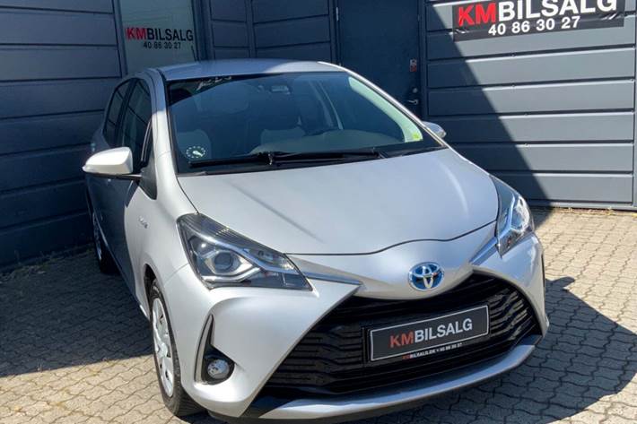 Grå Toyota Yaris fra 2019