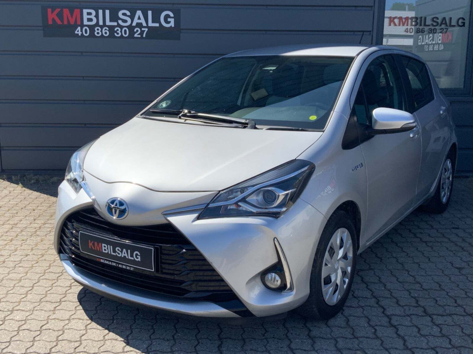 Grå Toyota Yaris fra 2019
