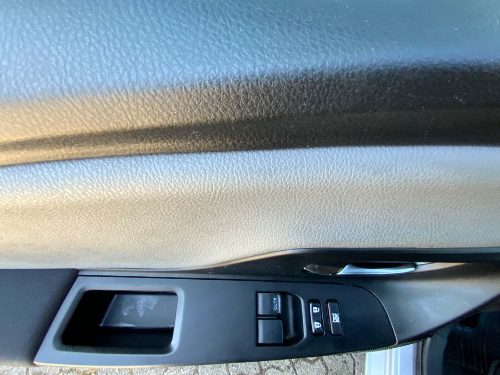 Grå Toyota Yaris fra 2019