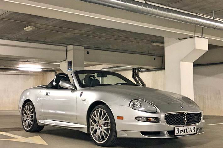 Sølv Maserati Spyder fra 2005 set udefra