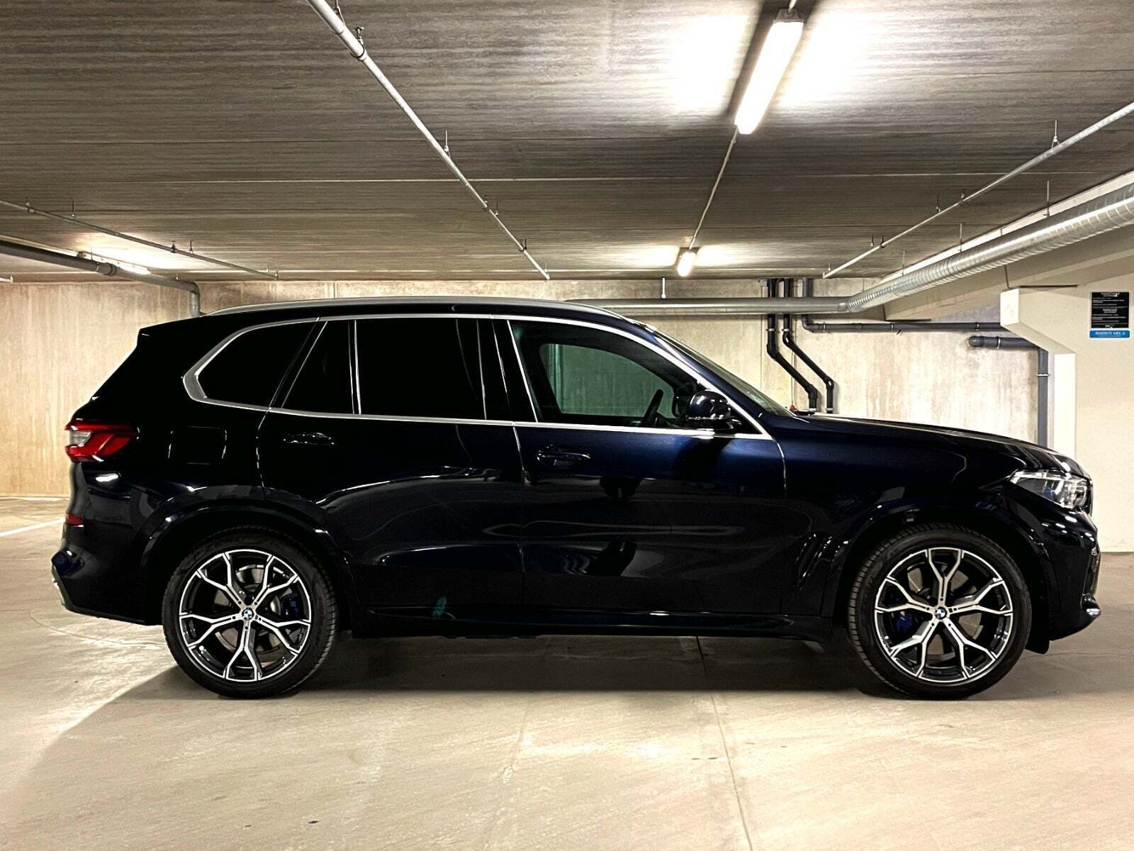 Grå BMW X5 fra 2019