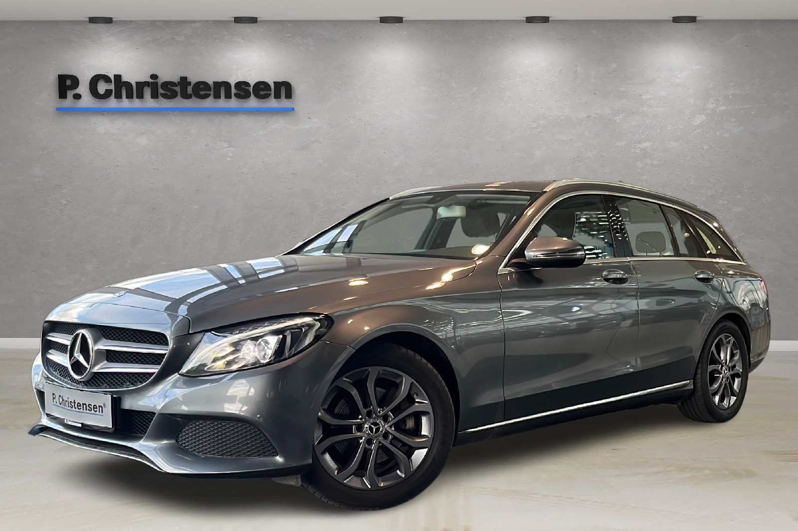 Grå Mercedes C200 fra 2017 set udefra