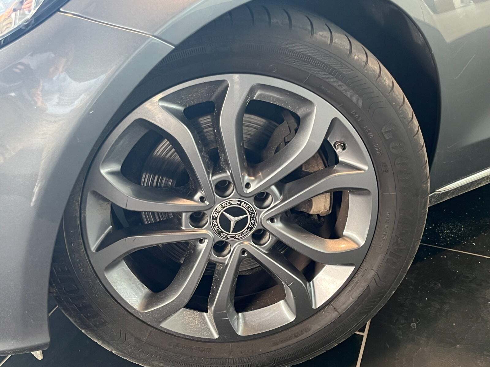 Grå Mercedes C200 fra 2017