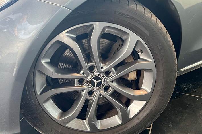 Grå Mercedes C200 fra 2017