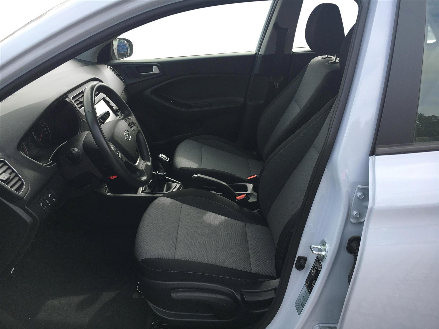 Grå Hyundai i20 fra 2020