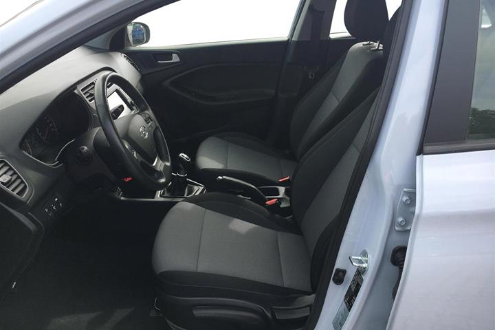 Grå Hyundai i20 fra 2020