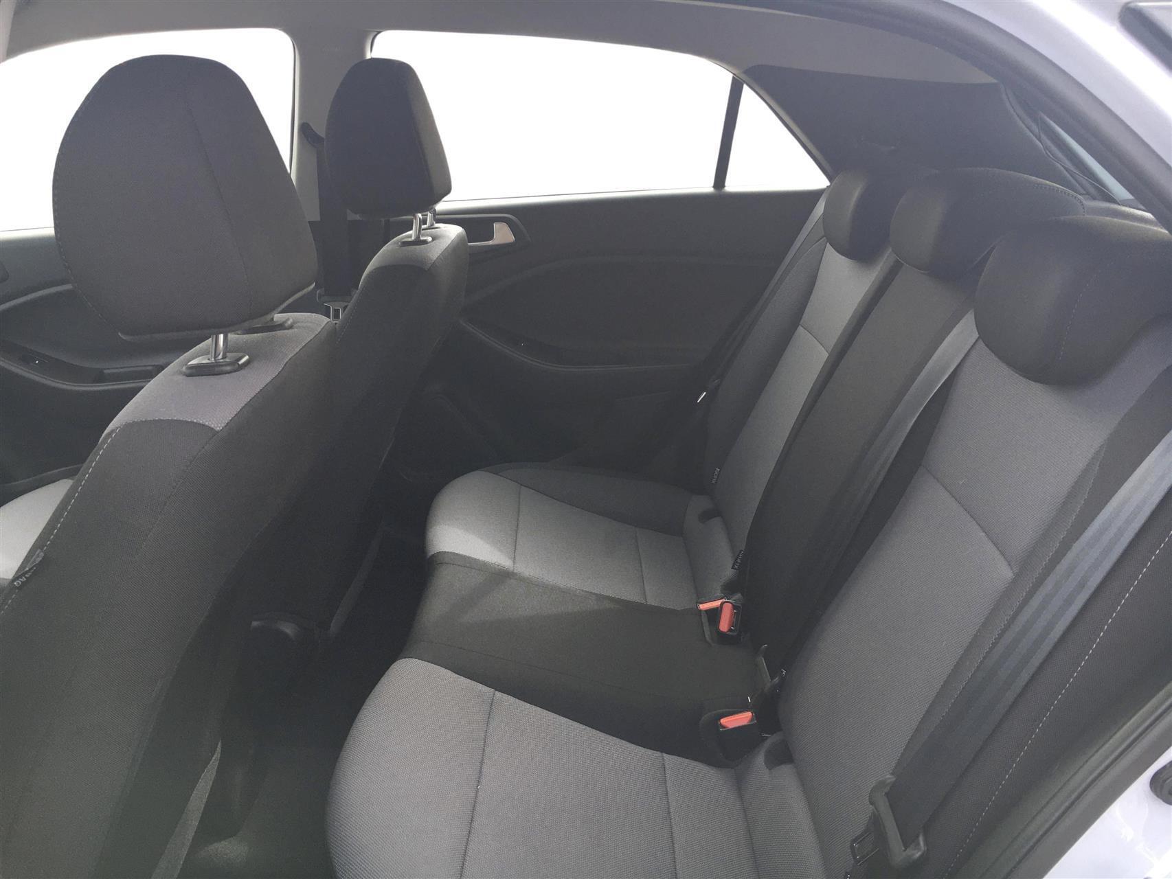 Grå Hyundai i20 fra 2020