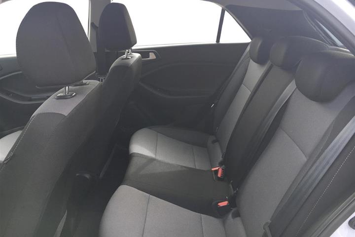Grå Hyundai i20 fra 2020
