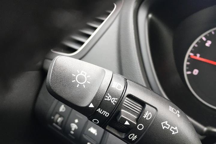 Grå Hyundai i20 fra 2020
