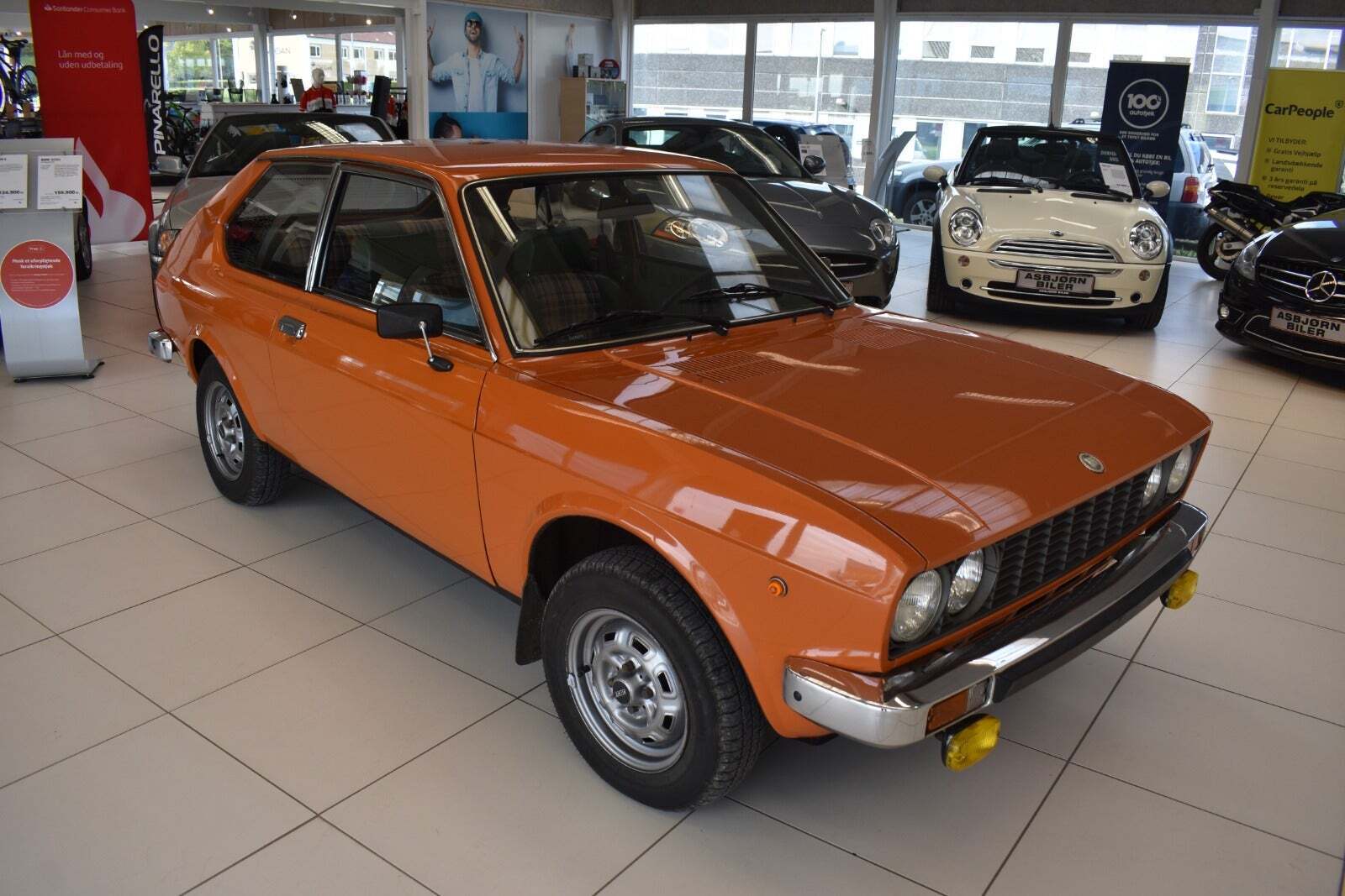 Orange Fiat 128 fra 1977