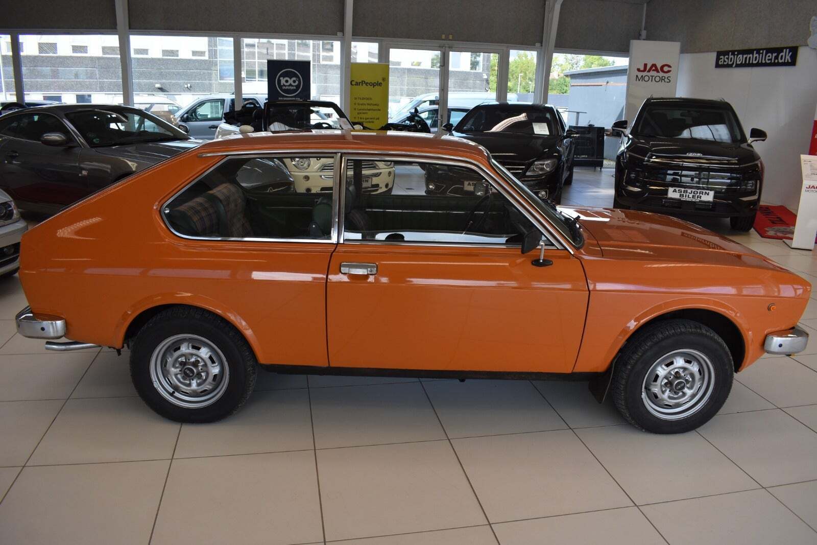Orange Fiat 128 fra 1977