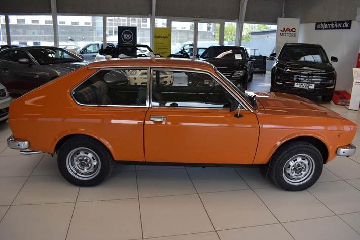 Orange Fiat 128 fra 1977