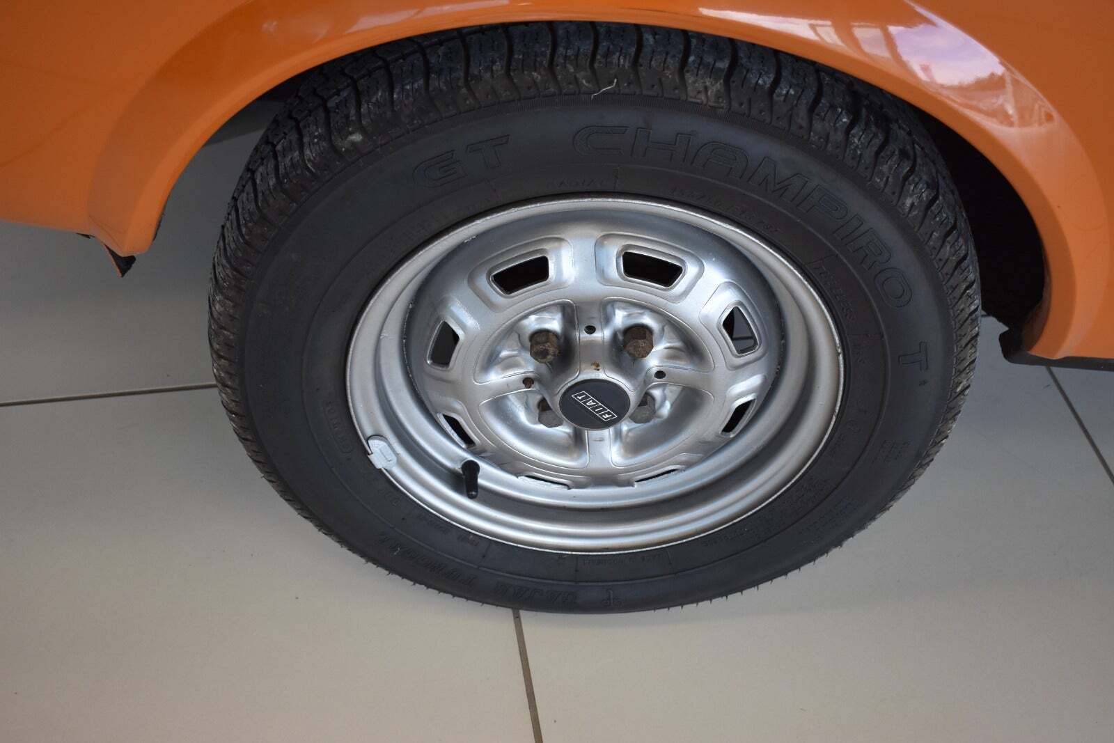 Orange Fiat 128 fra 1977