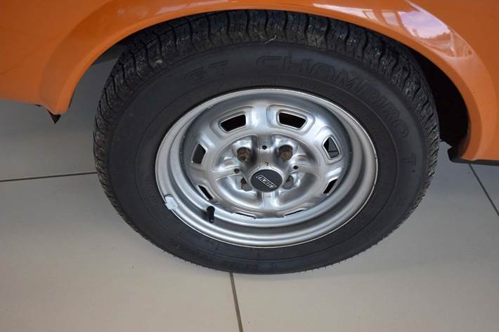 Orange Fiat 128 fra 1977