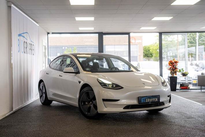 Hvid Tesla Model 3 fra 2021