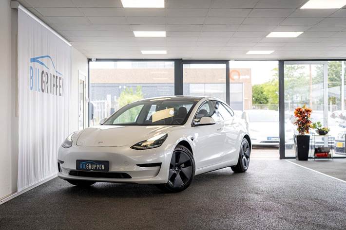 Hvid Tesla Model 3 fra 2021